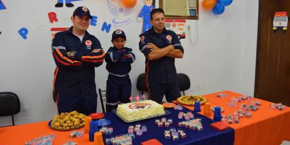 Garota foi presenteada com uma réplica do uniforme utilizado pelos socorristas