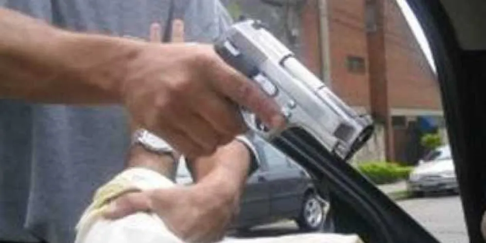 Vítima foi rendida na Carlos Cavalcanti e bandidos fugiram com uma caminhonete