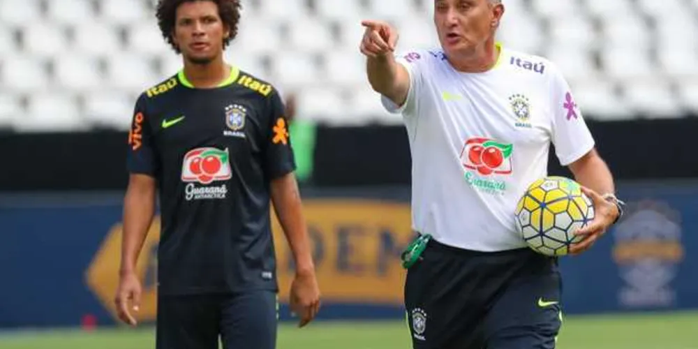 Arão (dir.) está escalando entre os titulares
