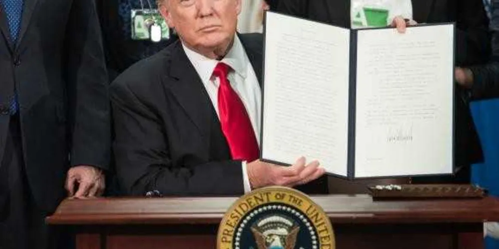 Imagem ilustrativa da imagem Trump assina ordem para construir muro na fronteira
