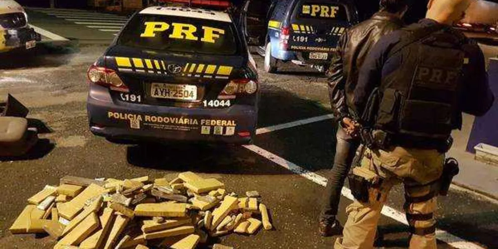 Dentro de fundo falso no assoalho do porta-malas foram encontrados três fardos da droga.