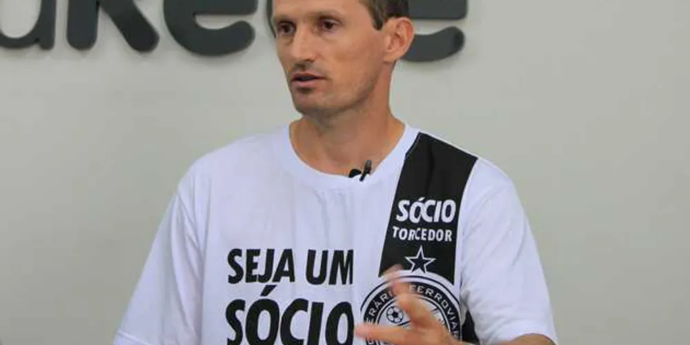 Gerson tem passagens por equipes como Chapecoense e Novo Hamburgo, além de ter sido o assistente técnico durante a conquista do Paranaense em 2015