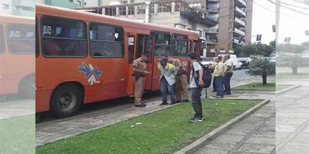 Polícia foi acionada após o suspeito ser detido por um passageiro do ônibus