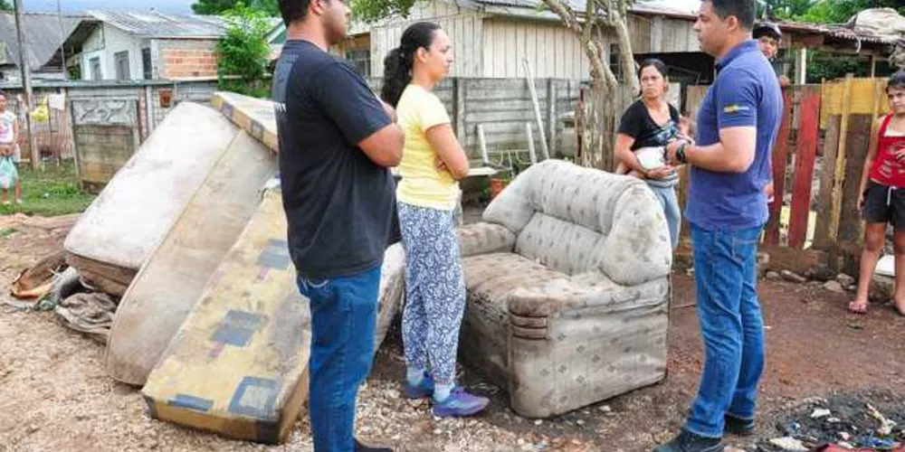 Imagem ilustrativa da imagem Rangel visita famílias atingidas pelas chuvas