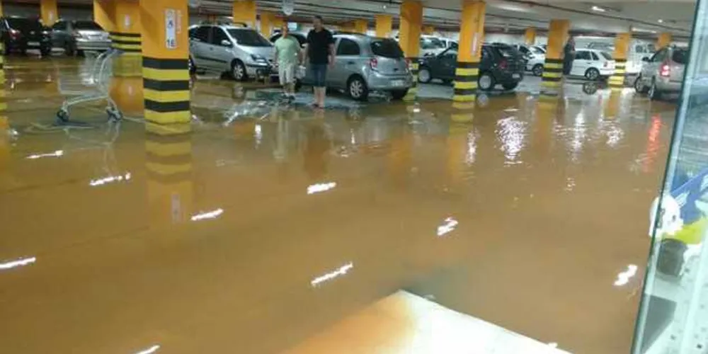 Imagem ilustrativa da imagem Chuva alaga estacionamento de supermercado em PG