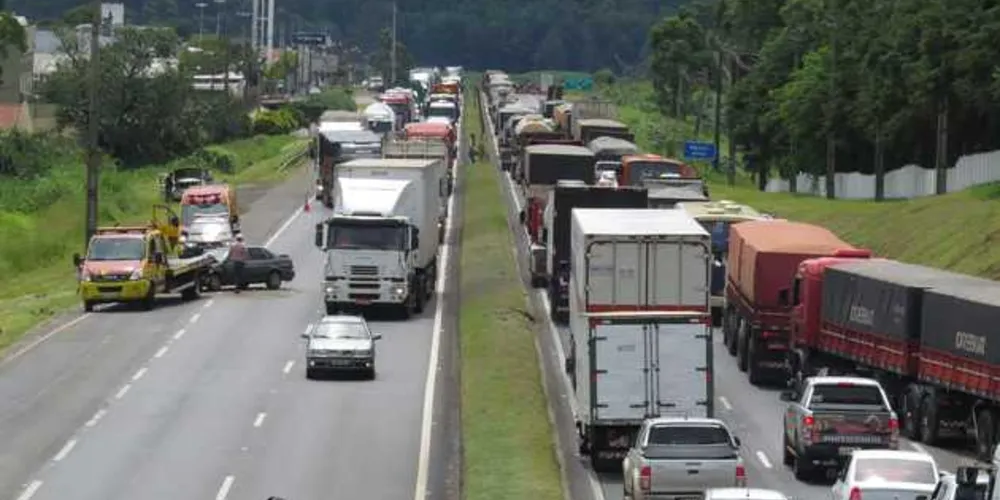 Imagem ilustrativa da imagem Acidente na BR-376 ‘paralisa’ tráfego em PG