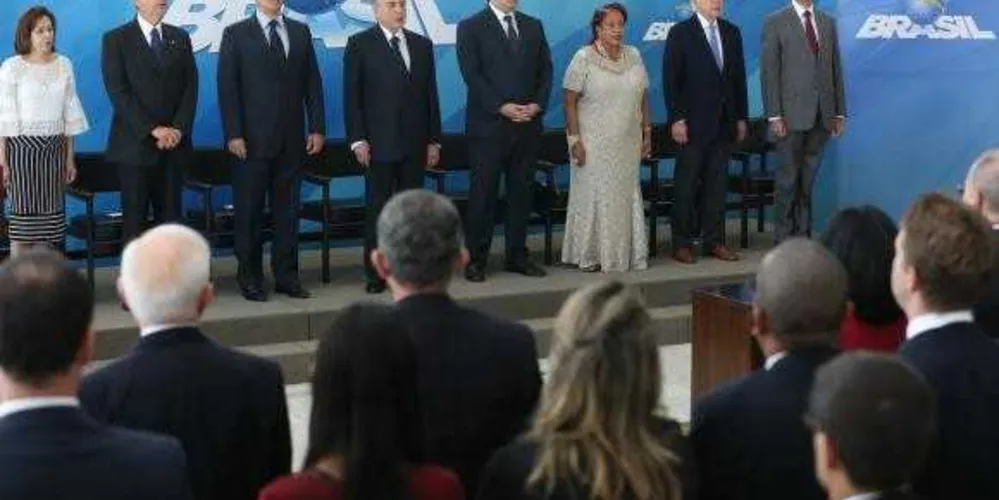 Ao lado do presidente da Câmara, Rodrigo Maia, Temer dá posse aos ministros da Secretaria de Governo, da Justiça e  Segurança  Pública,  dos  Direitos  Humanos  e  da  Secretaria-Geral  da  Presidência