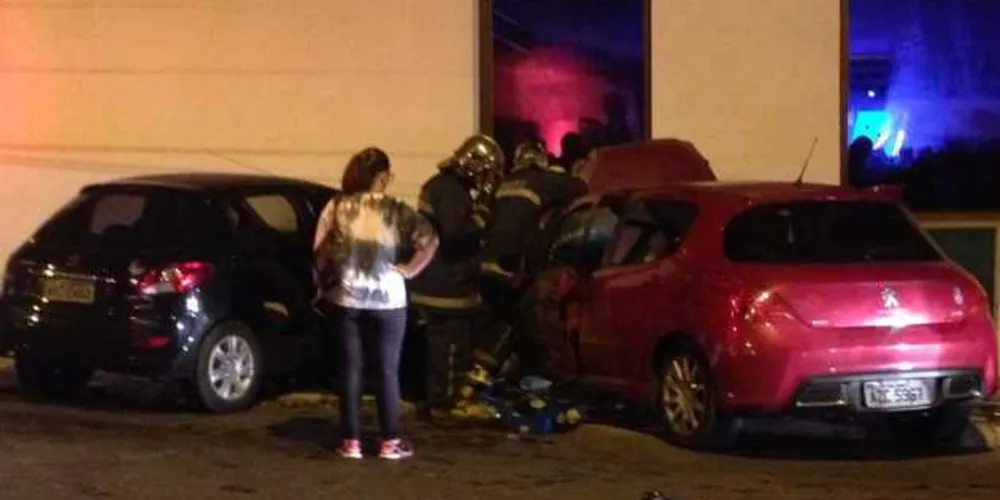 Imagem ilustrativa da imagem Carros batem em cruzamento e mulher fica presa no veículo