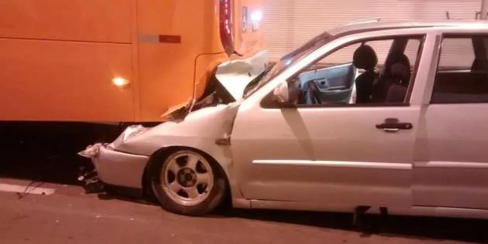 Carro ficou com a parte dianteira destruída após a colisão