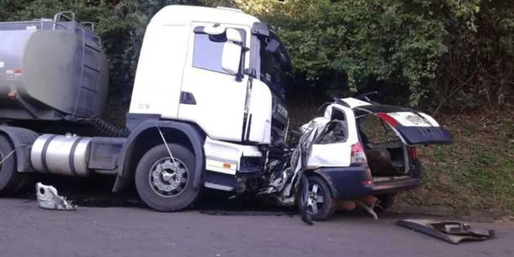 Acidente deixou o Fiat Palio completamente destruído