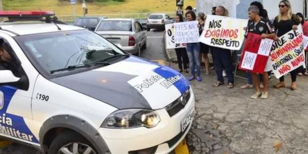 Familiares tem protestado na saída dos batalhões da PM