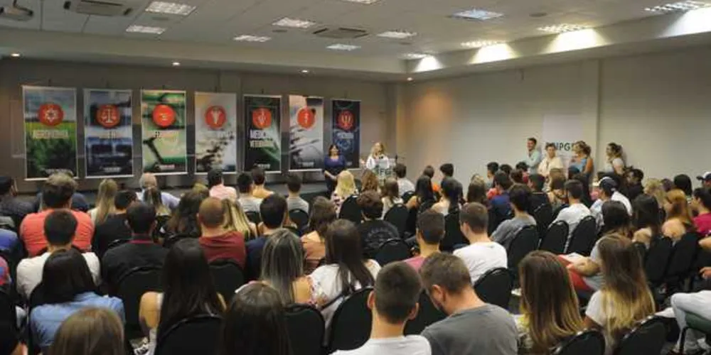 Imagem ilustrativa da imagem Cescage recepciona novos alunos em evento