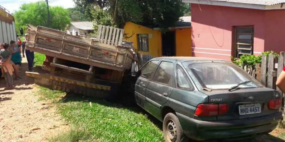 Imagem ilustrativa da imagem Caminhão tem falha mecânica e acerta dois carros no Borsato