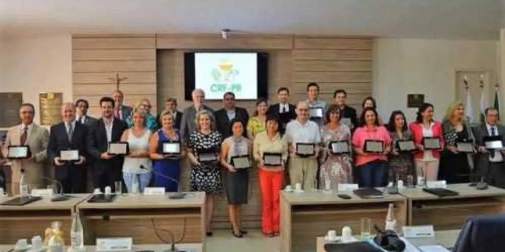 Imagem ilustrativa da imagem Professoras de Farmácia recebem homenagens