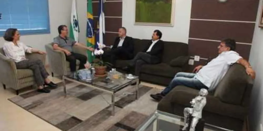 Imagem ilustrativa da imagem Reitor da UEPG recebe visita de equipe da Prefeitura