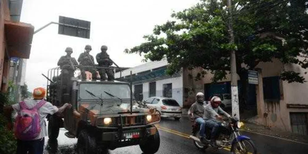 Soldados do Exército fazem a segurança das ruas e dos terminais rodoviários vazios em Vila Velha, na região metropolitana de Vitória 