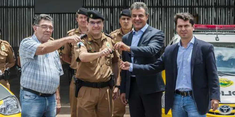 Imagem ilustrativa da imagem Richa entrega viaturas para PM em Telêmaco Borba