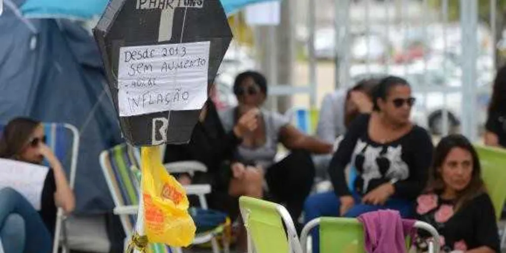 Vitória (ES) - Mulheres e familiares de policiais continuam acampadas na porta dos Batalhões da Polícia Militar (Tânia Rêgo/Agência Brasil)