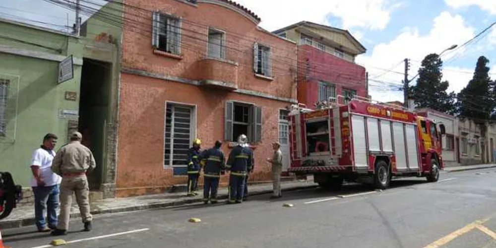 Bombeiros foram até o local e orientaram os trabalhadores sobre o 'incêndio controlado' dentro da residência