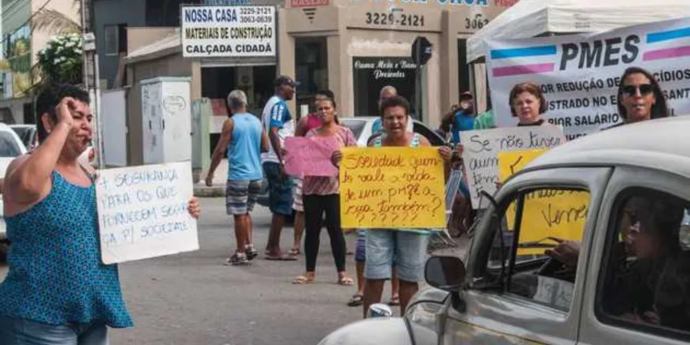 Familiares protestam na saída dos quartéis da Polícia Militar