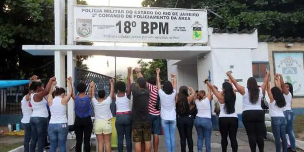 Imagem ilustrativa da imagem Manifestantes impedem saída de viaturas em cinco batalhões no Rio