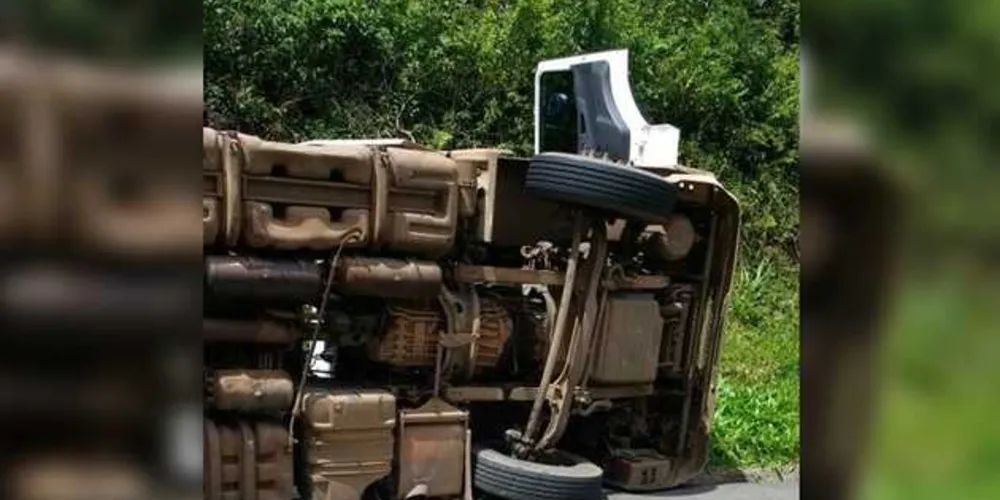 Imagem ilustrativa da imagem Retirada de carreta acidentada interdita BR-277