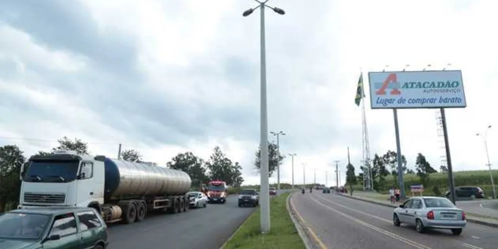 Imagem ilustrativa da imagem Carro bate em caminhão parado em pista dupla