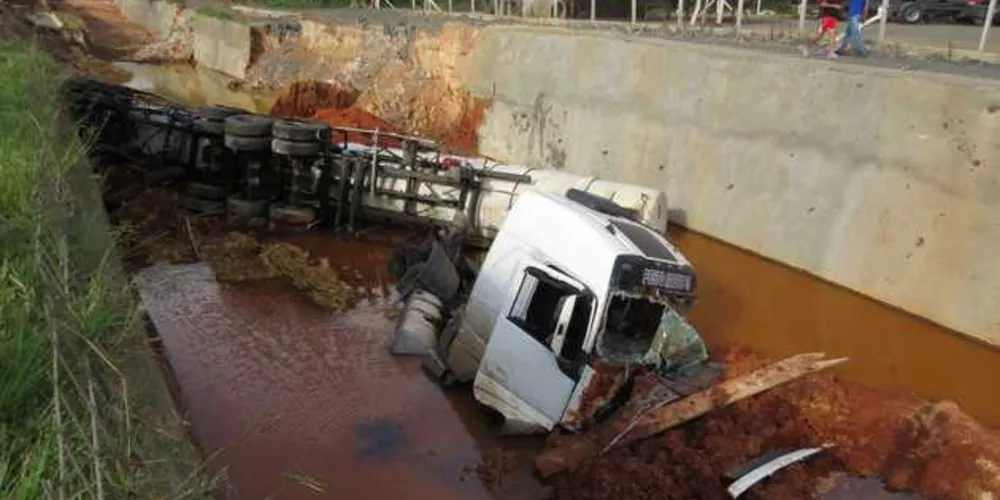 Caminhão caiu na trincheira na manhã de sábado