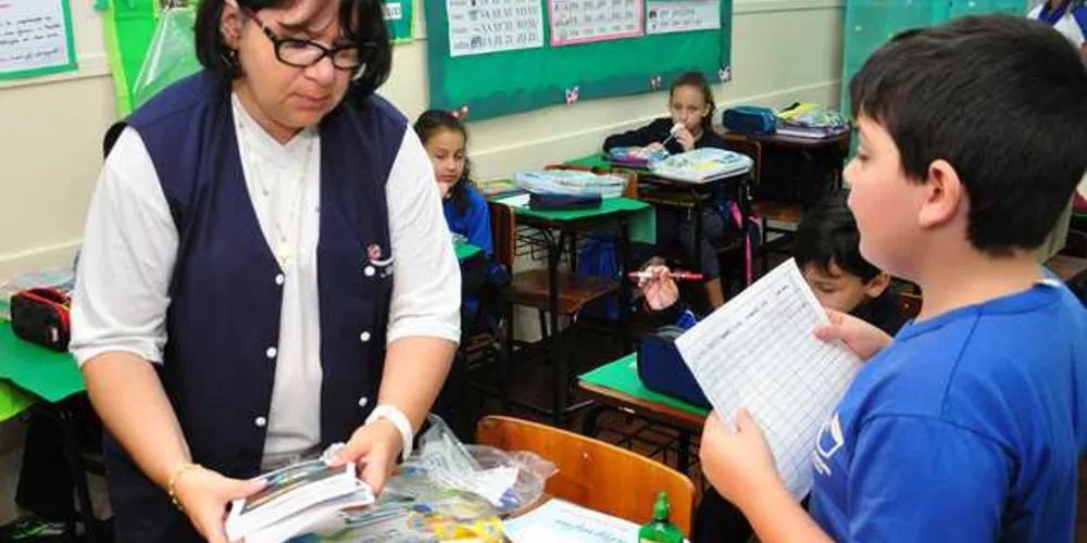 Imagem ilustrativa da imagem Vinte mil alunos receberam os kits escolares e uniformes em PG