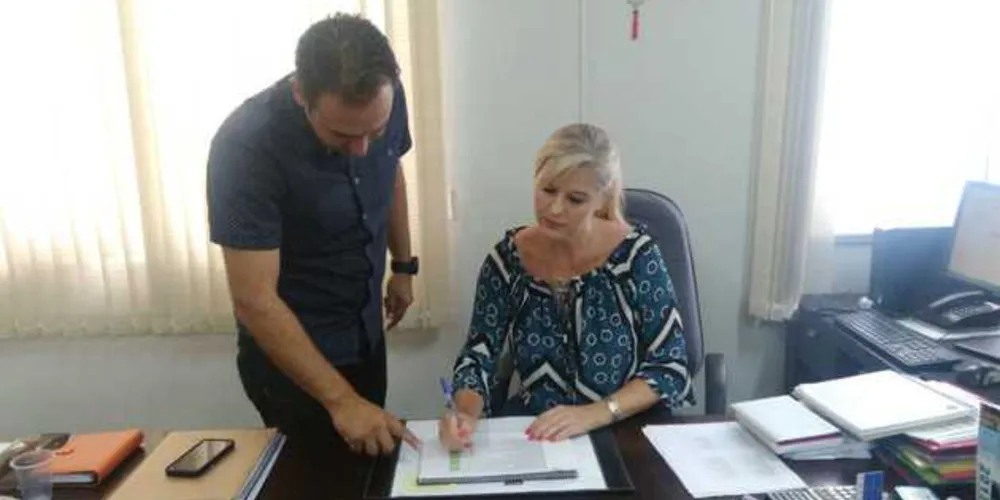 Secretária Simone Kaminski (foto) realiza o repasse para as entidades