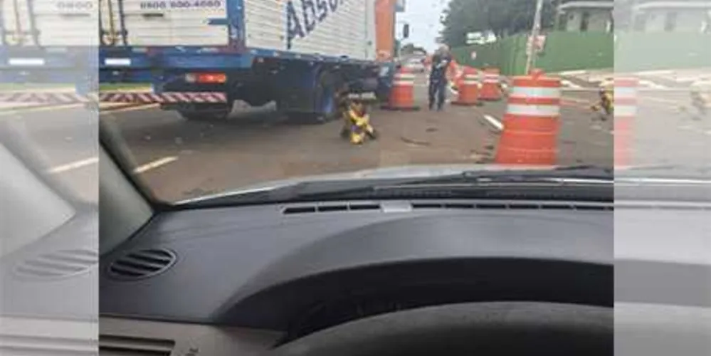 Imagem ilustrativa da imagem Caminhão entala em barricada na rua do Exército