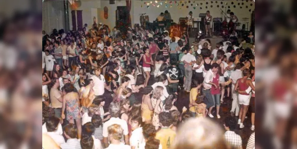 Imagem ilustrativa da imagem Clube e banda querem resgatar carnaval de salão em Irati
