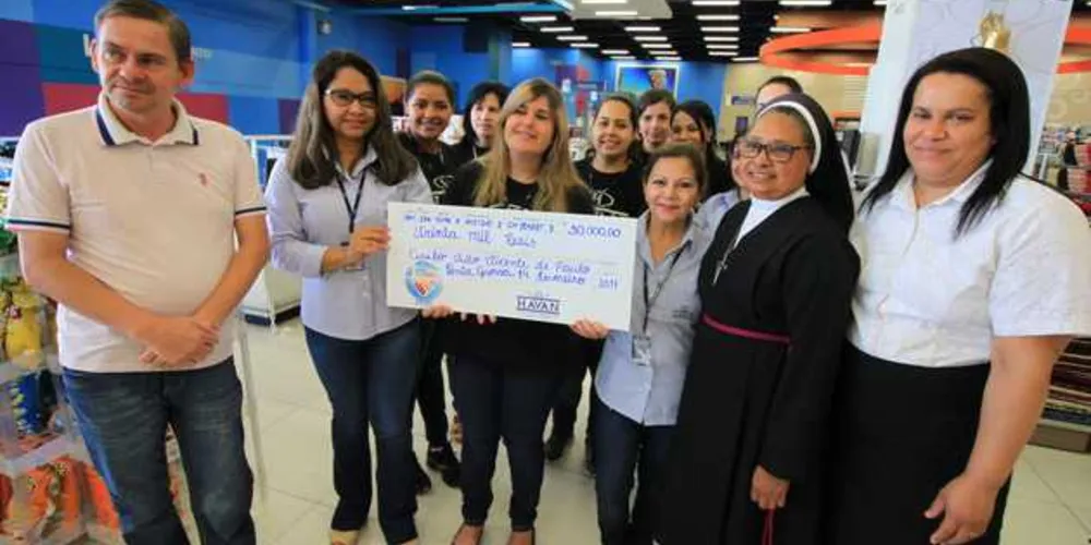 Imagem ilustrativa da imagem Havan entrega cheque de R$ 30 mil a diretores do Asilo São Vicente