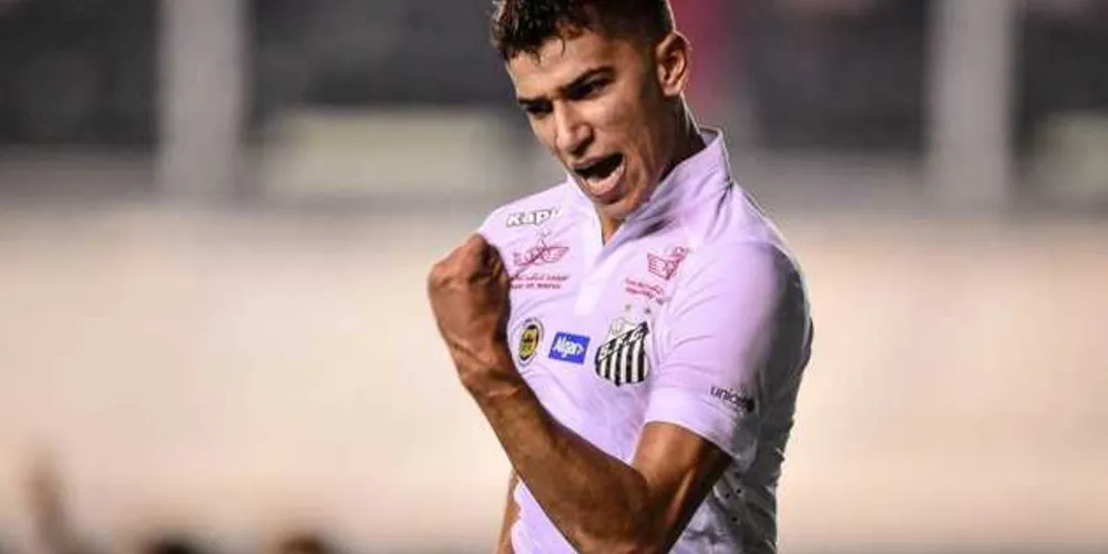 Vitor Bueno é destaque no meio campo alvinegro
