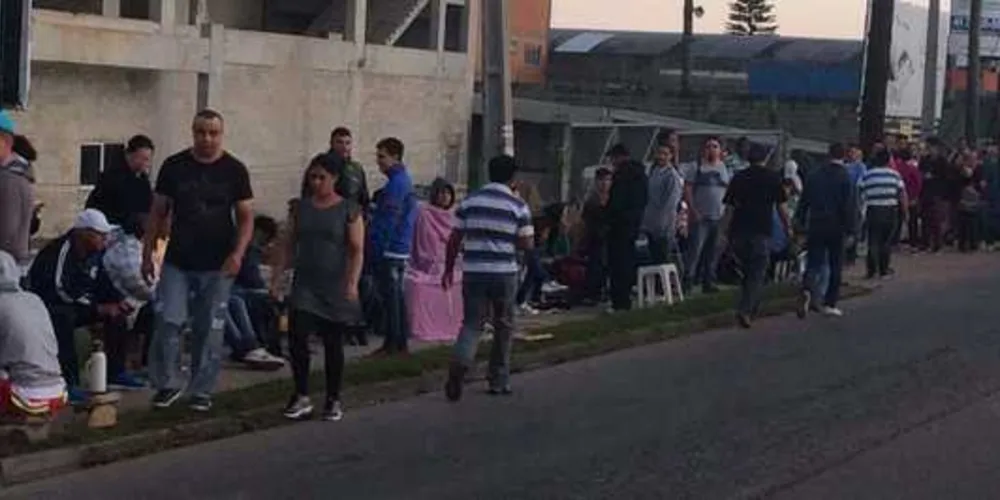 Imagem ilustrativa da imagem Por salário de R$ 1,1 mil, milhares fazem fila por 250 vagas de emprego