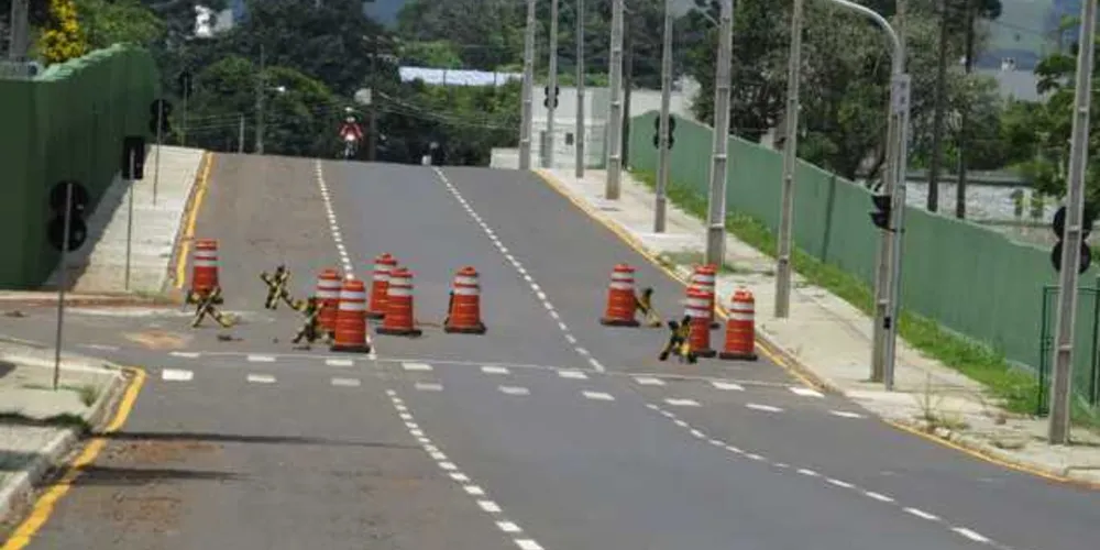 Sem o funcionamento do semáforo de pedestres, Exército optou por colocar barricada no local