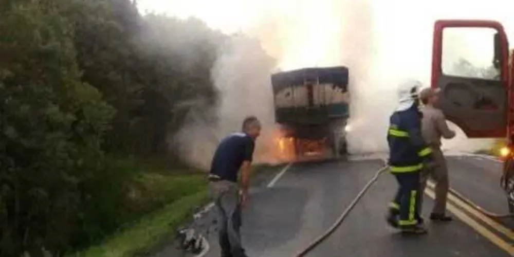 Bombeiros apagaram fogo dos pneus do caminhão