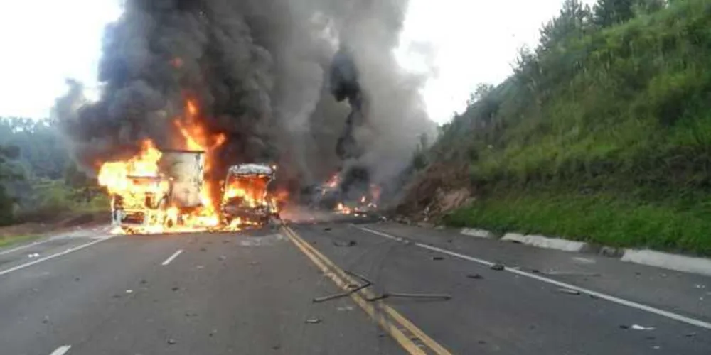 Imagem ilustrativa da imagem Imagens mostram ônibus e caminhão em chamas