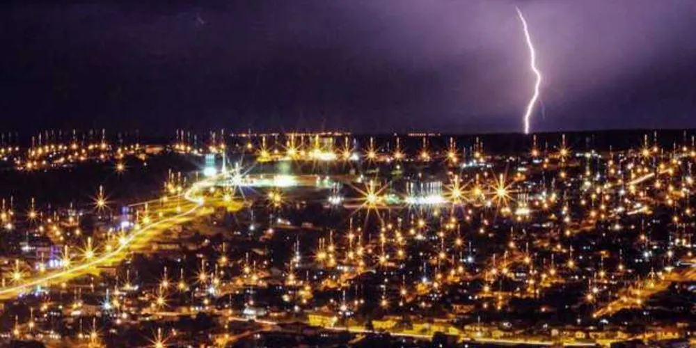 O fotógrafo Clebert Gustavo registrou um desses raios sobre o Núcleo Santa Paula