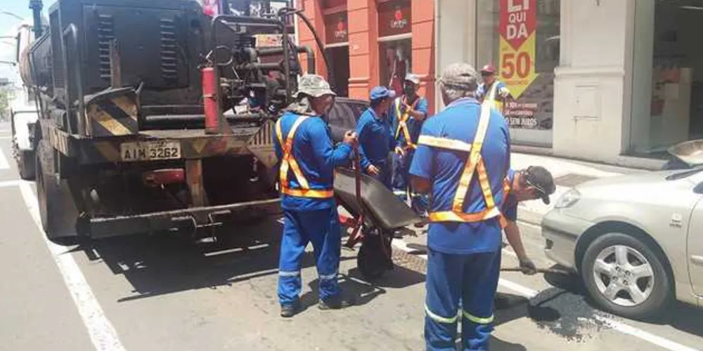 Imagem ilustrativa da imagem Prefeitura realiza operação ‘tapa-buraco’ no centro de PG