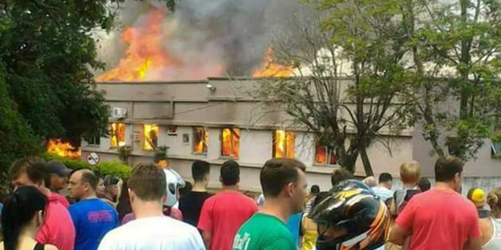 Imagem ilustrativa da imagem Incêndio destrói hospital em cidade do Paraná