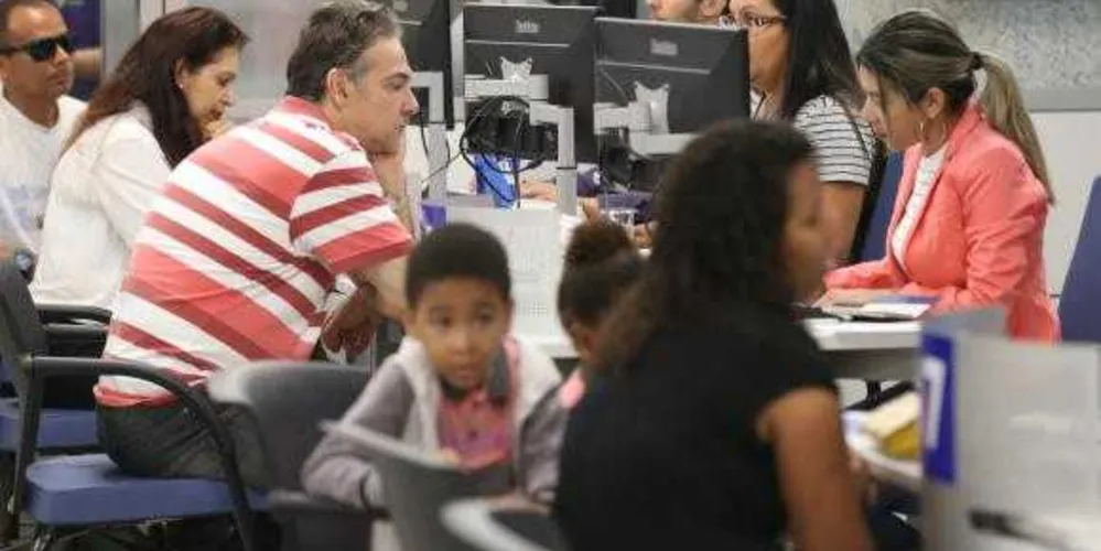 Milhares de trabalhadores foram às agências da Caixa Econômica em todo o país, no último fim de semana, em busca de informações sobre o FGTS