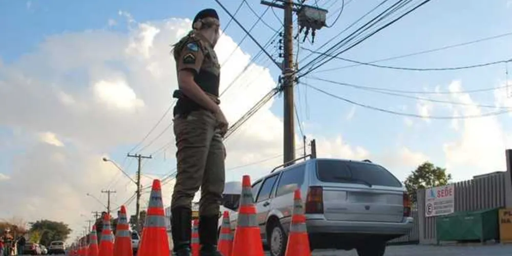 Imagem ilustrativa da imagem Parado em blitz, motoqueiro bêbado tenta dar ‘capacetadas’ em policiais