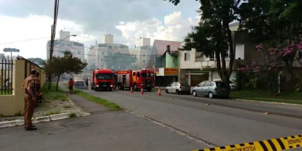 Imagem ilustrativa da imagem Incêndio destrói casa de empresário em Curitiba