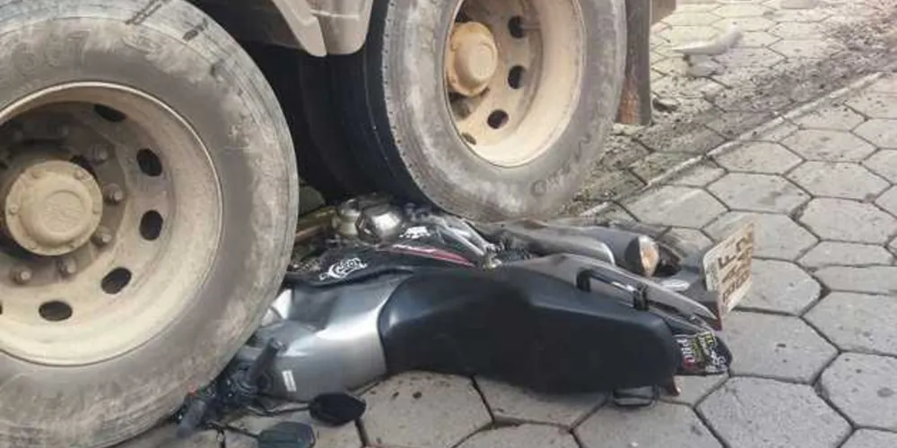 Imagem ilustrativa da imagem Motociclista fica ferido após acidente impressionante