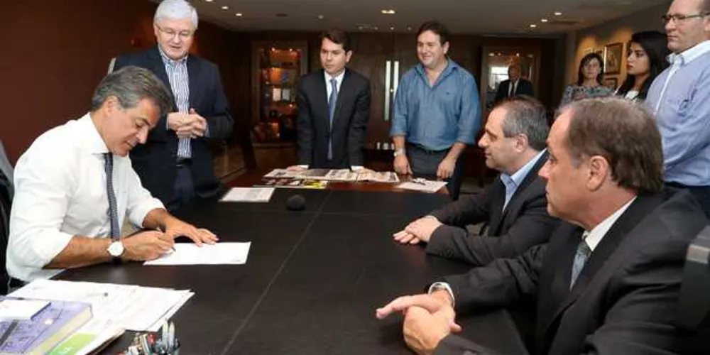 Governador Beto Richa assina liberação de financiamento, no valor de R$13,5 milhões