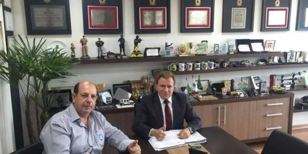 Reunião entre o vereador Celso Cieslak (esq.) e deputado Mauro Moraes (dir.) deve definir audiência pública em Ponta Grossa