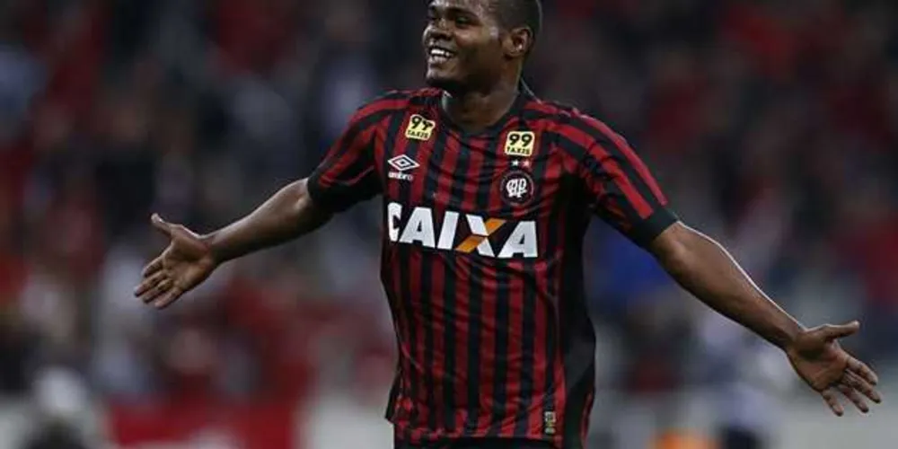 Nikão será titular no meio de campo do Atlético