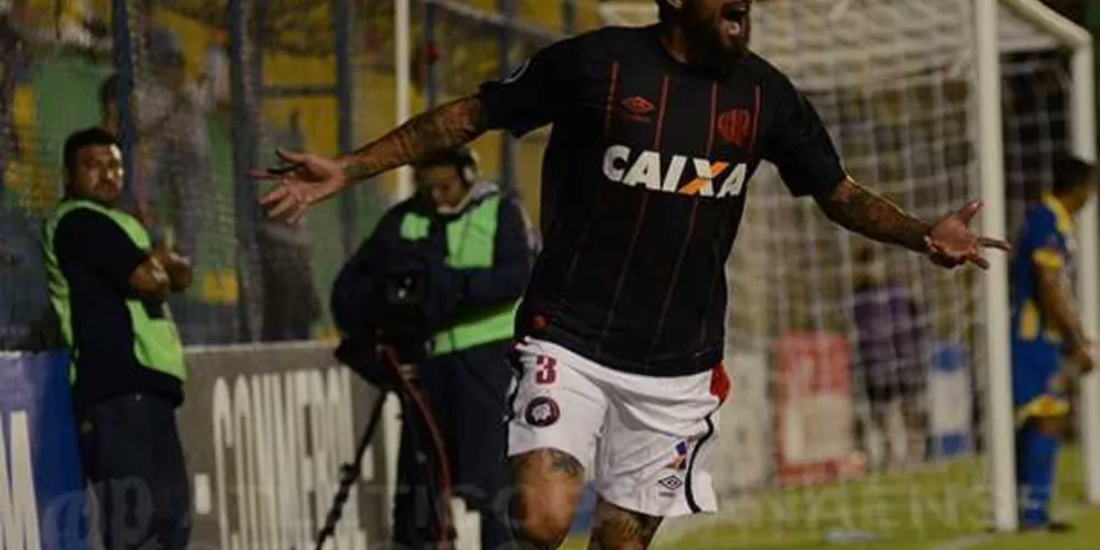 Lucho Gonzales marcou o gol da vitória do Furacão