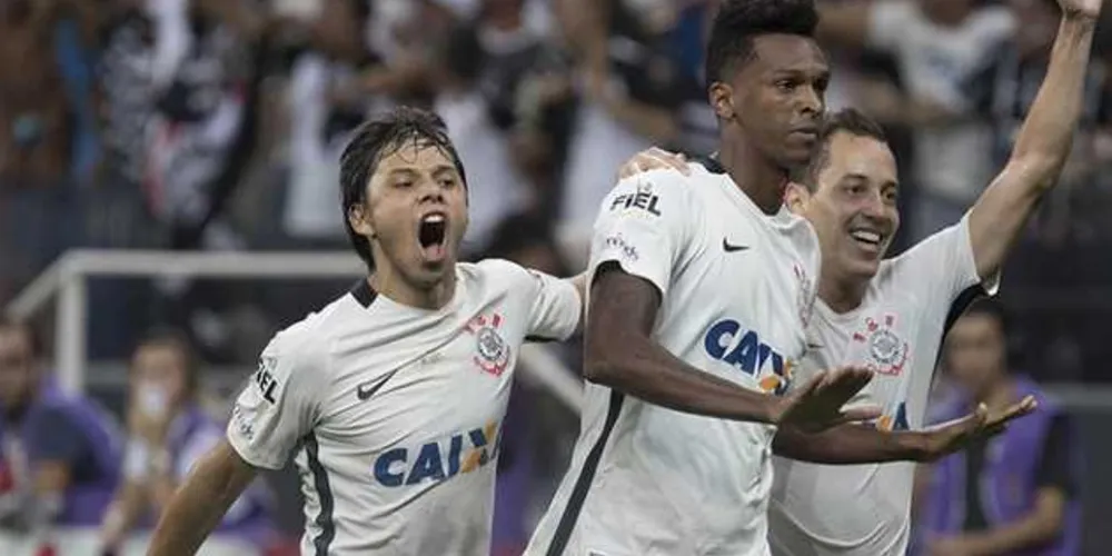 Jô marcou o gol da vitória do Corinthians